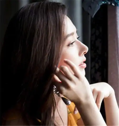 而张柏芝的神仙脸就不一样了,她侧脸好看不仅是因为五官,骨骼的原因