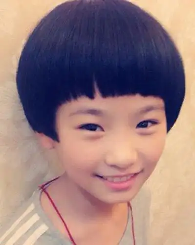 小学生短直发齐刘海蘑菇头发型设计这款小学生短直发齐刘海蘑菇头的