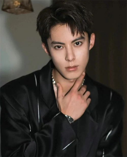 有点复古儒雅味道的男生三七分,蓬松纹理烫短发,卷翘的刘海半遮掩额头