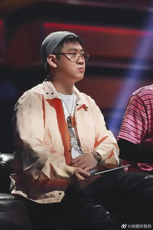 软萌灰色毛线帽 肉粉色上衣外套戴金丝边眼镜的粉嫩@pact派克特 吸引