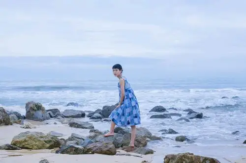 沙滩上有个老奶奶在卖椰子,我们过去问了一下价格,5w,相当于15块人民