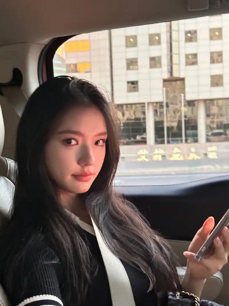 8月17日,林允晒车内随拍,酒窝可爱元气.