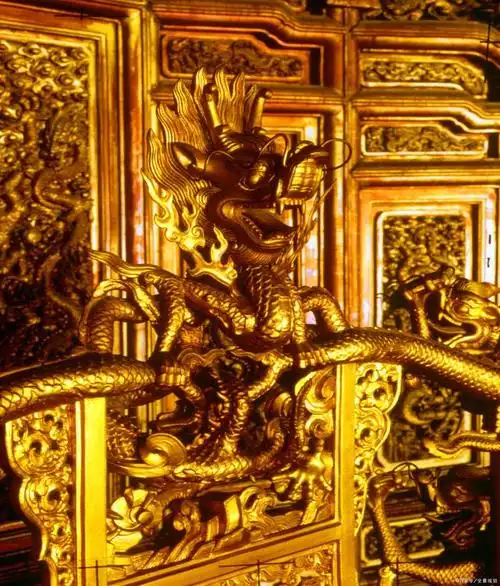 太和殿中有着500多年历史的龙椅,是用纯金打造的吗?