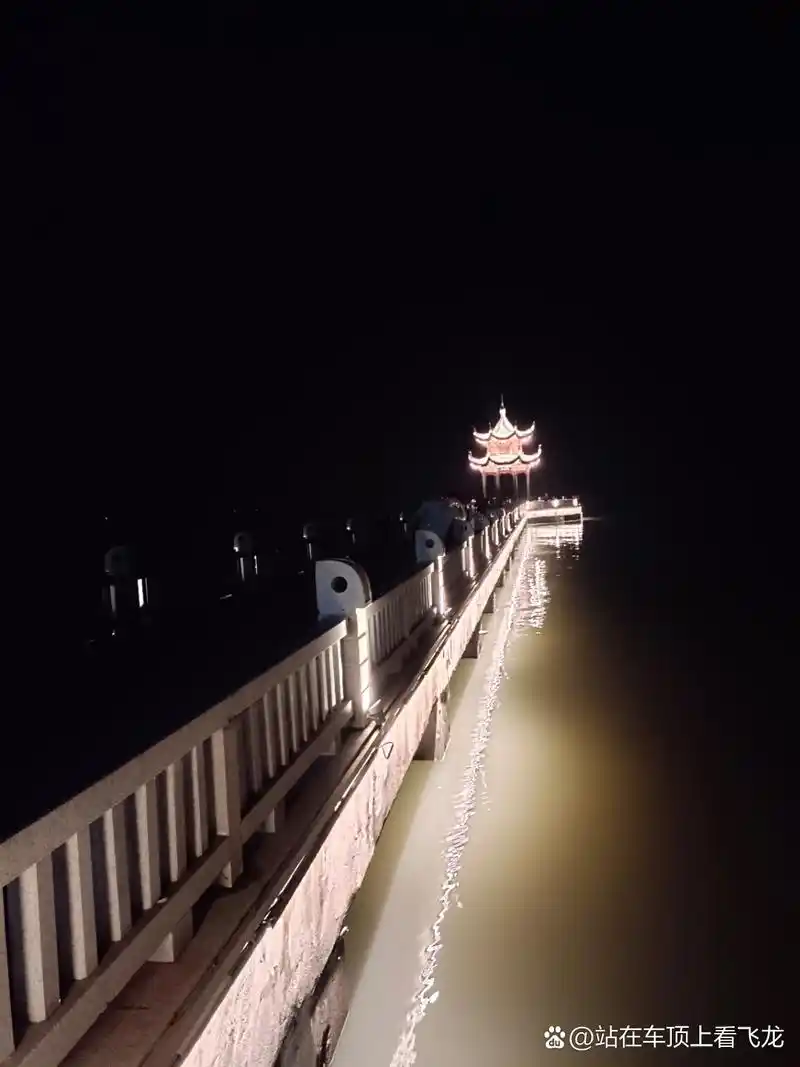 夜晚的太湖边,湖风习习,凉爽宜人.漫步于湖畔,心旷神怡,思绪万千.