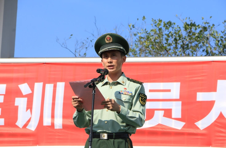 部队钱小毛政委讲话.何祖伟书记向军训团授旗大会现场(二)