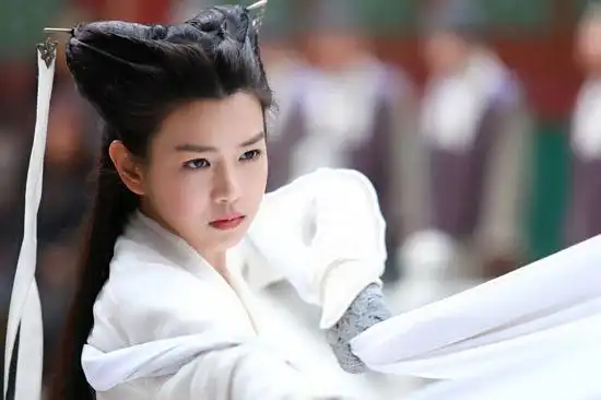 小龙女从出场到着装都以一席白衣支撑全场,然后观众却没有审美疲劳,她