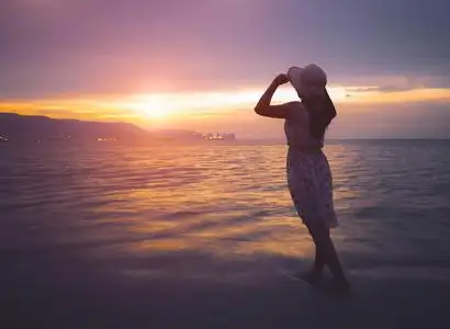 夕阳下的剪影坚强的信心女人张开双臂照片