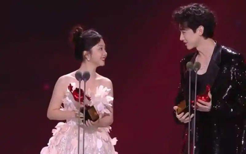 有没有人知道谭松韵白敬亭在2020年抖音星动之夜也获得了同样的奖项