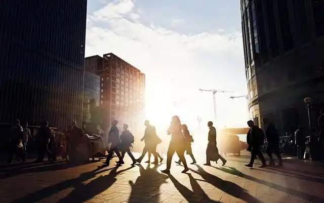 到处奔波忙碌的人,很少有心静的时候.外地虽然有繁华都市,高楼大厦,却