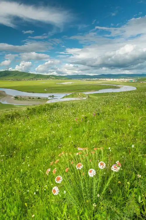 四川红原草原月亮湾蓝天白云自然风光