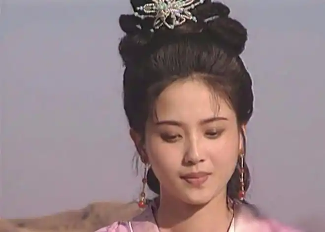 成为大慈大悲观世音之后,妙善继续在人间救苦救难,时不时还变身民间