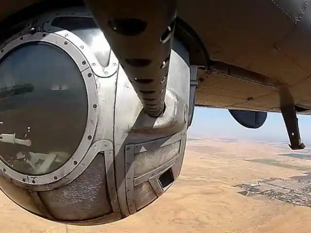 视角独特 今天才知道b-24j机腹的球形机枪塔是可以升降的