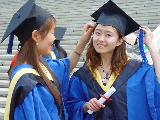 简单地说,学生在大学的最后一年,就是应届毕业生.