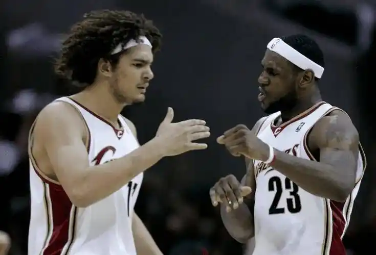 回想起来,詹姆斯也曾主动出击,充当弟弟瓦莱乔的替身;特鲁姆普前12个