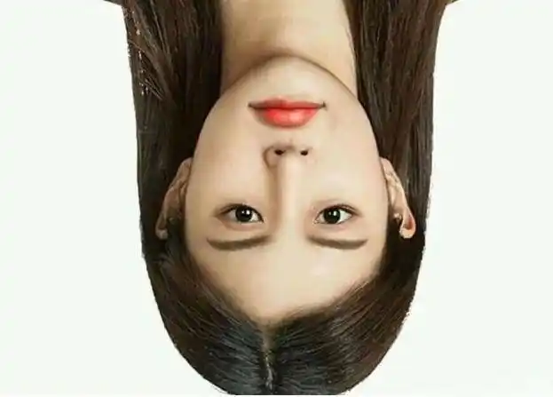 很多人一眼看去,都觉得照片上的女孩是个美女,虽然照片是倒过来放的