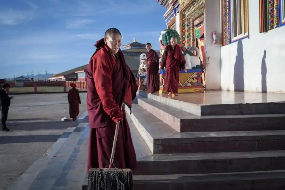 藏区最大的"尼姑寺",上万名女僧人虔诚苦修,男女无差异