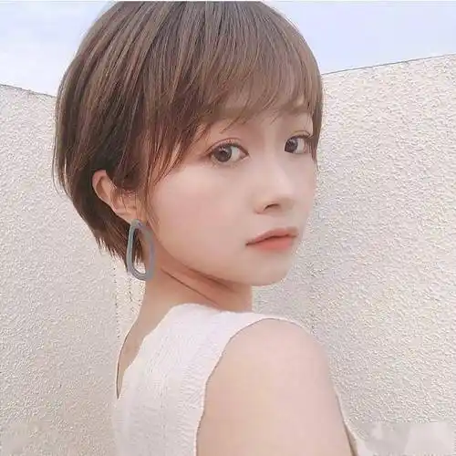 今年流行四好层次短发立体蓬松很精致适合大多数女性