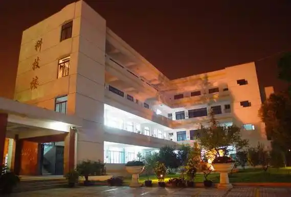 p>江苏省苏苑高级中学(suyuan senior high school)简称"苑中",是一