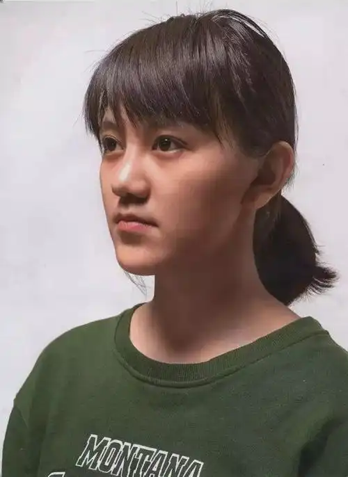 素描教学|教你画四分之三侧面带刘海的马尾女青年