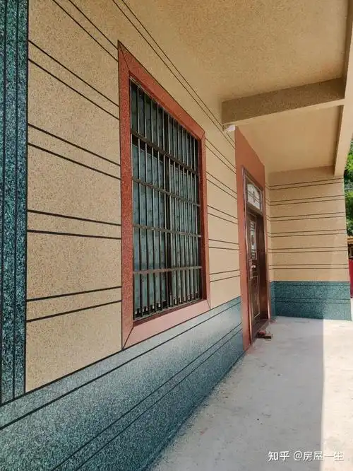 近年来随着市场仿石漆越来越流行,农村别墅的外墙装饰大多都选用仿石