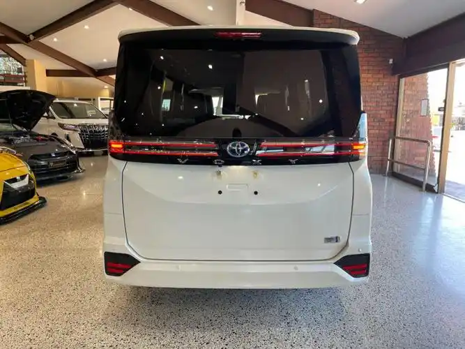 全新小埃尔法- toyota voxy hybrid