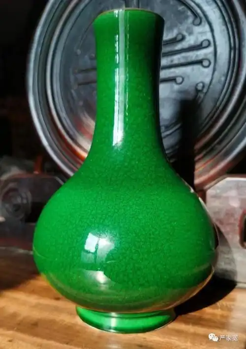 本文将谈这件瓷器的五大特征:一,釉色与宝光;二,开片纹;三,灯草边与郎