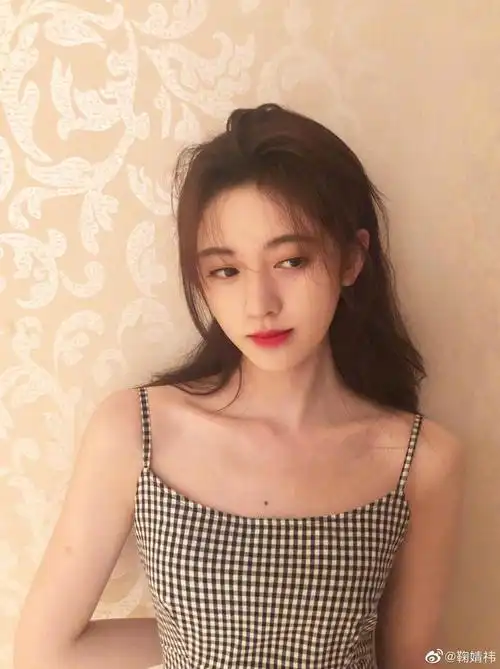 组图鞠婧祎穿黑白格吊带裙清凉大秀香肩锁骨让人挪不开眼