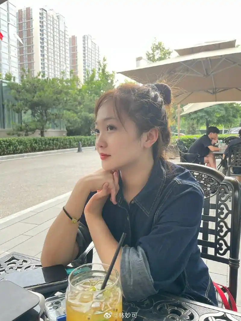 林妙可素颜出门晒自拍网友第一次get明星同款腿型