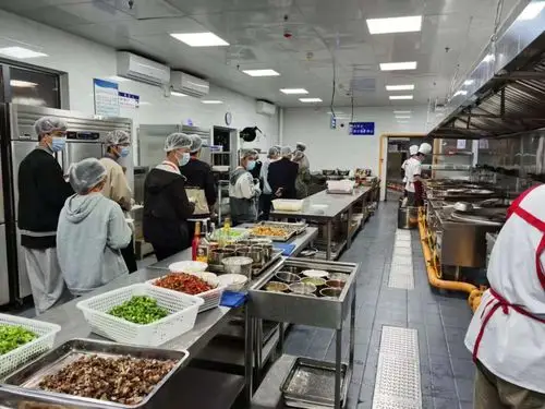 学校开展"走进食堂后厨 亲历美食诞生"食堂开放日活动