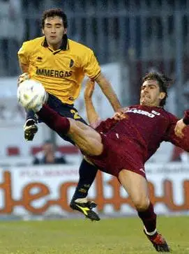 图文-[意甲]摩德纳2-1雷吉纳 吉拉内克展示"火腿"