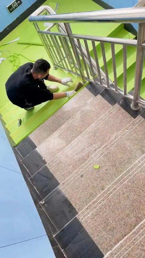 幼儿园石材楼梯踏步改造翻新,铺装pvc塑胶地板整体踏步.