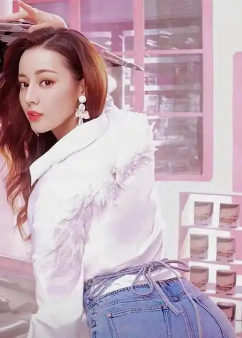 紧身牛仔裤还得看迪丽热巴秀出蝴蝶臀