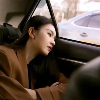 坐在车里的豪车美女头像高清图片