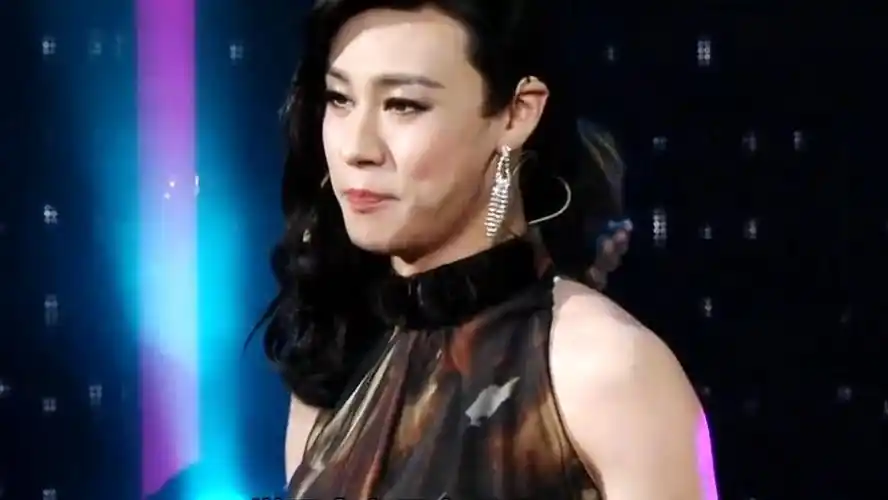 孙坚虎虎模仿双冰,比女人还娇美,不愧是女装届大佬!