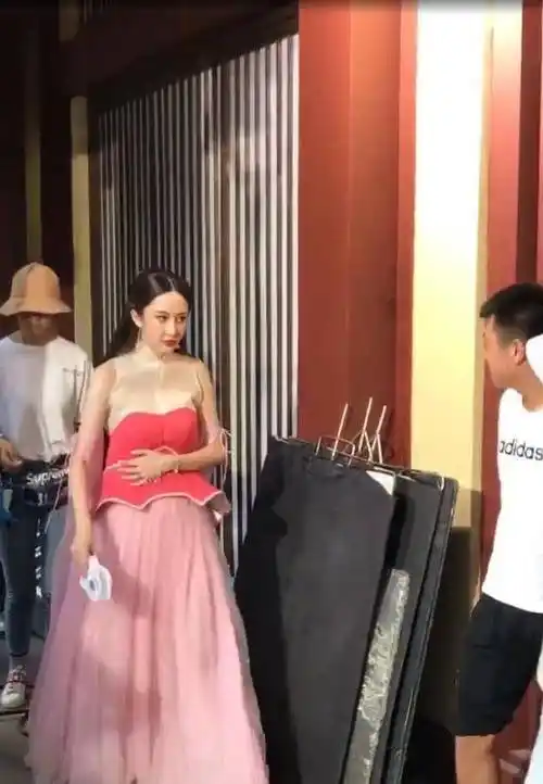 文梦洋的"纸片裙"火了,拍戏衣服不小心下滑?