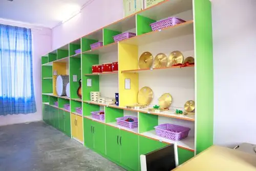 图为音乐器材室仪器柜