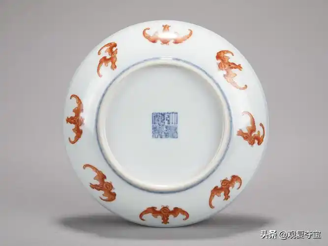 蝙蝠纹瓷器(底款大清乾隆年制粉彩人物瓶)