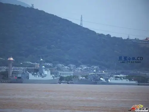我军东海舰队基地里舰影如云