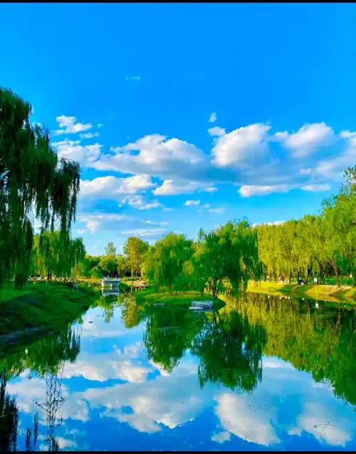 蓝天白云,碧空如洗,湛蓝的天空美的像一幅山水画一样.