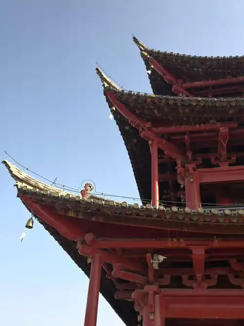 斗拱是汉族古建筑中特有的形制,是                 较大建筑物的柱