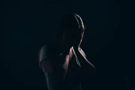 焦虑症黑暗房间里悲伤的女人. 抑郁和焦虑症的概念照片