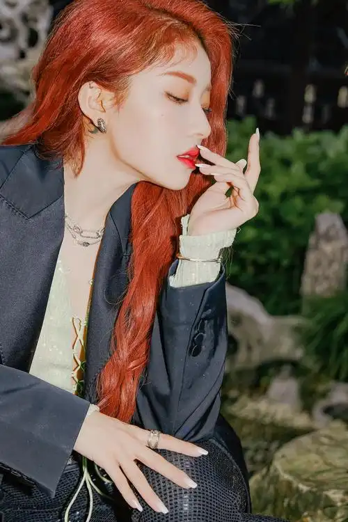 喻言红发大波浪造型|喻言海潮音乐节美图楼