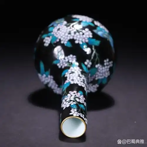 清 雍正 墨彩蝶恋花赏瓶  尺寸:高15.5*径7cm