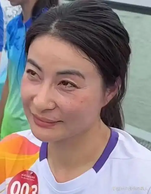 近日,郭晶晶在香港的一组生图引起了不少讨论.