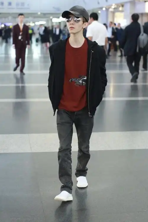 郭敬明机场双手插袋,全身大牌贵气十足,就是身高令人尴尬!