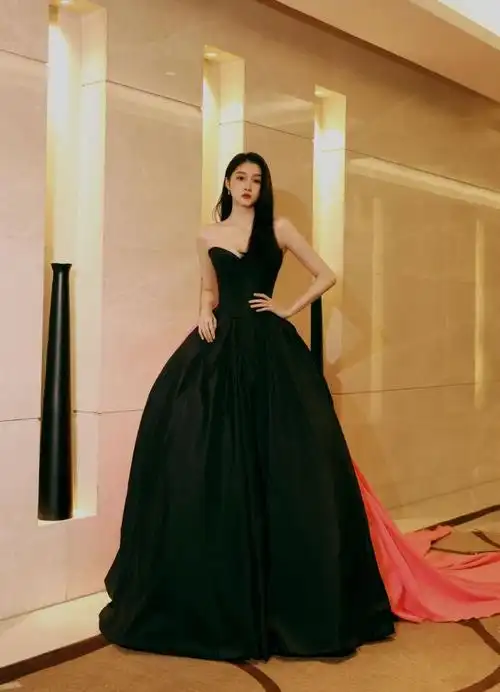 关晓彤超话#关晓彤黑桃撞色礼服#@关晓彤2022#国剧盛典#红毯造型,黑色