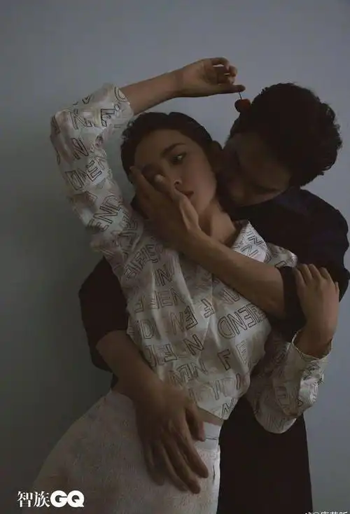 这组合体的杂志封面照片不仅展现了张若昀和唐艺昕个人的魅力,还传递