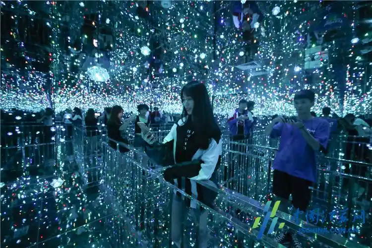 星空艺术馆亮相南京新街口商场