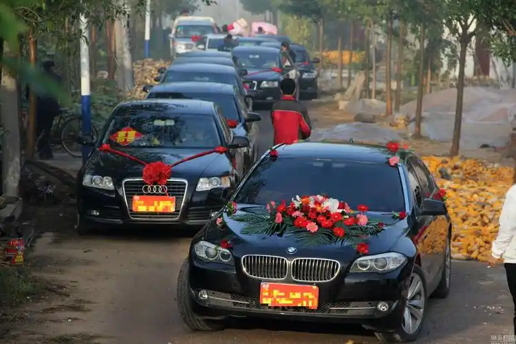 山东农村婚礼现豪华车队绵延百余米引围观