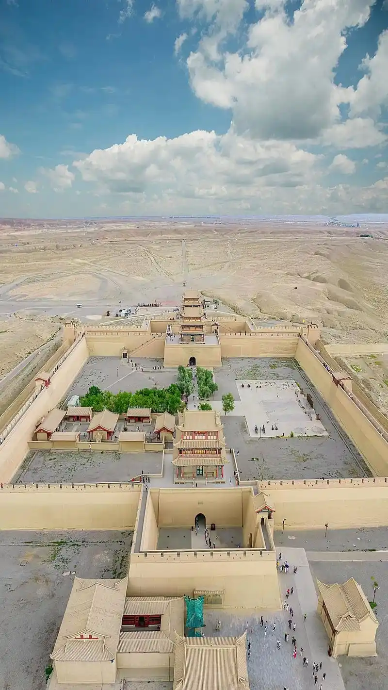 这里是被誉为"天下第一雄关"的嘉峪关,也是中国古代丝绸之路的 - 抖音
